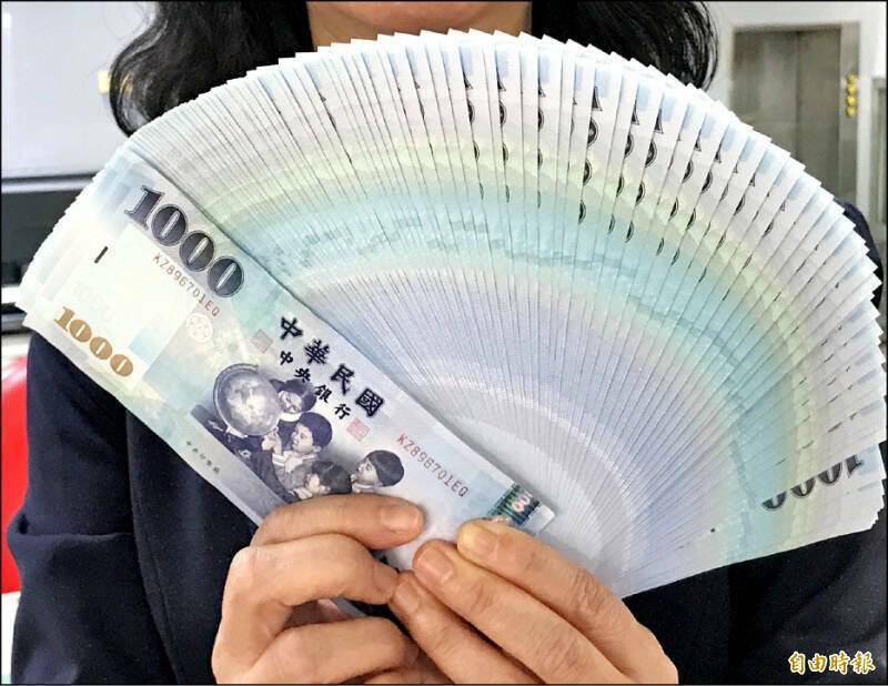 對於普發現金1萬元，財政部國庫署表示，將按行政院指示配合辦理。（資料照）