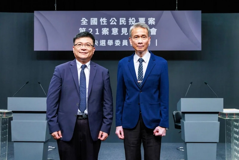 核三重啟公投將於8月23日投票，中選會舉辦5場發表會，首場於今（7日）登場，正方為清大教授葉宗洸（右），反方則是台電公司董事長曾文生（左）。（中選會提供）