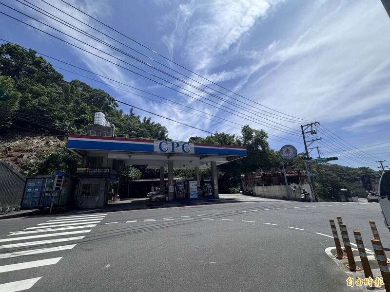 有消費者到北基加油站（基隆市中山區中和路18號）加油100元，被財神爺眷顧，爽中統一發票5、6月特別獎1000萬元。（記者俞肇福攝）