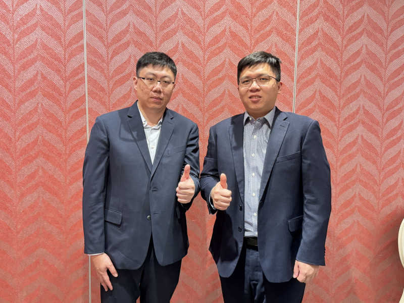 窗簾大廠慶豐富（9935）董事長許閔琁（左）和總經理許竣然（右）表示，慶豐富將打造全渠道商業模式，預計第4季擴增亞特蘭大據點的產能，強化電商客戶即時供貨服務。（記者楊雅民攝）