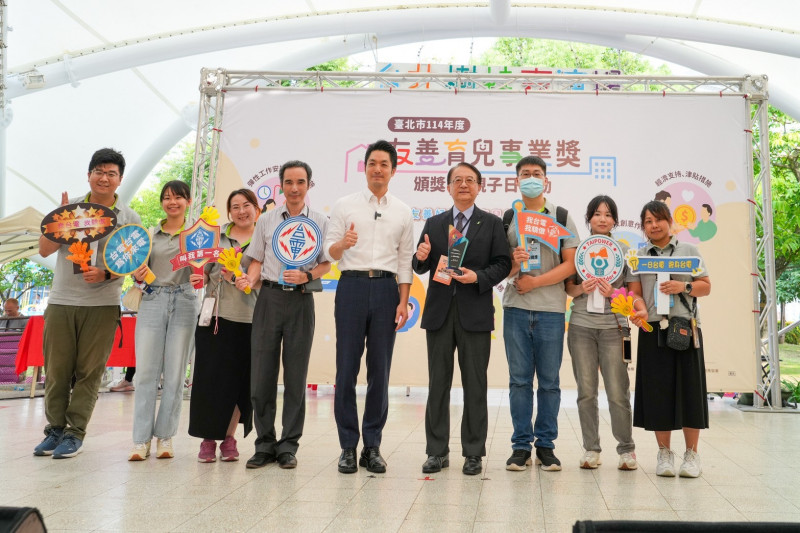 臺北市「友善育兒事業獎」今日下午於臺北市立兒童新樂園舉行頒獎典禮，台電自70家事業單位脫穎而出，連續兩年獲獎。（台電提供）