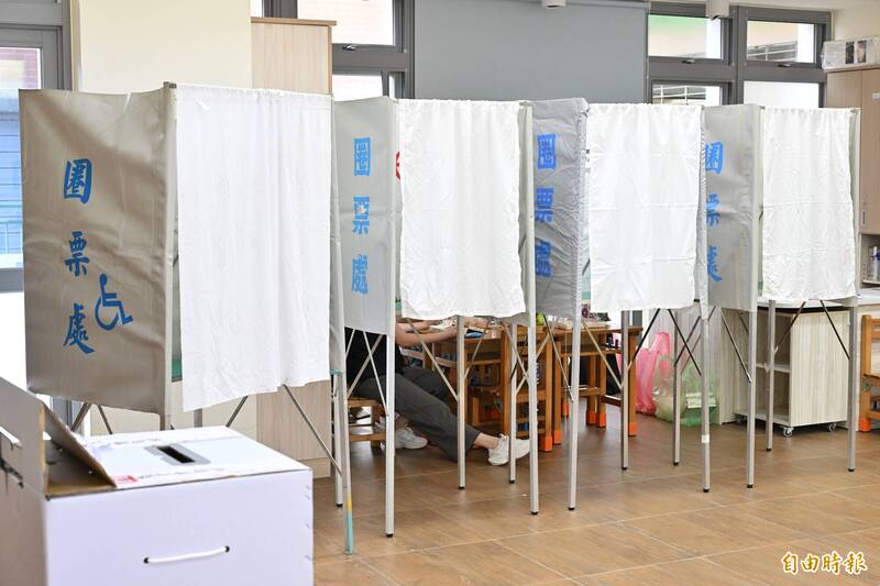 資深媒體人吳芥之認為，部分媒體評論者與政治人物在公共議題上的發言，缺乏事實依據與理性思考，導致近年來台灣輿論市場充斥著一群「不道歉、不認錯」的名嘴與政客。圖為大罷免投票。（資料照）