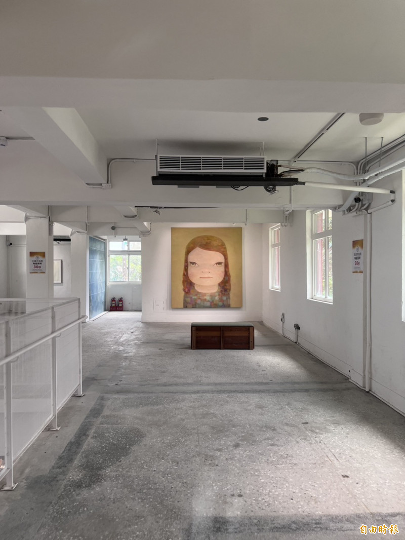 台電配合奈良美智整體展覽設計構想，保留建築中部分斑駁牆面、老舊窗台等歷史痕跡，並展出奈良美智為台灣繪畫的重要作品《朦朧潮濕的一天》。（記者林菁樺攝）
