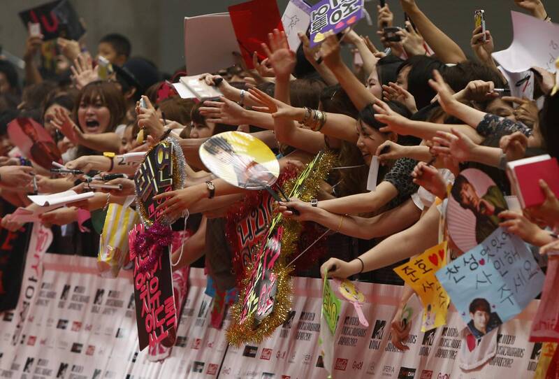 有些粉絲可能會為了追星而花費大量的金錢和時間，但務必衡量自身財務狀況「理智追星」。追星示意圖。（路透）