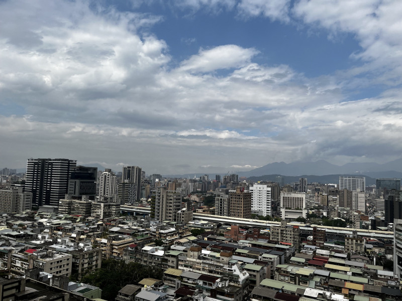房市交易量大減，直接衝擊房仲業生機。（記者徐義平攝）