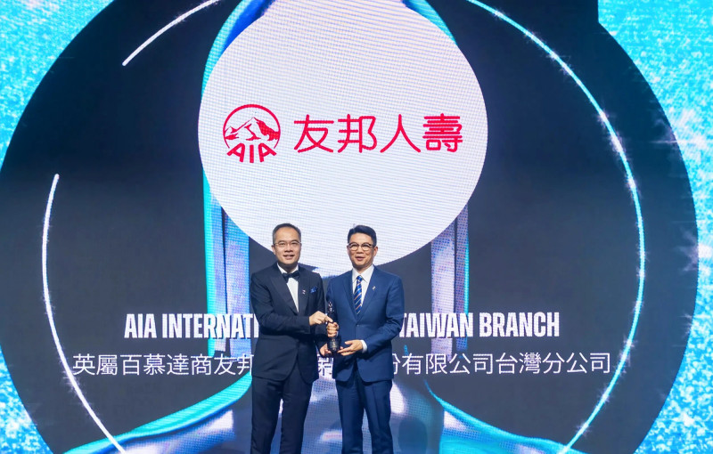 AIA友邦人壽總經理侯文成（圖右）代表贈頒「HR Asia》『亞洲最佳企業雇主獎」。（友邦人壽提供）