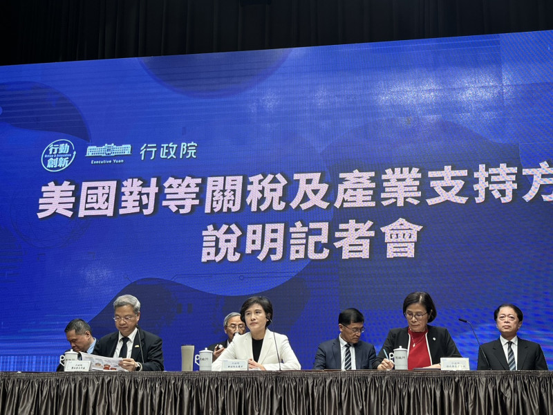 行政院今日召開「美國對等關稅及產業支持方案」記者，行政院副院長鄭麗君強調，美國對等20%關稅不是我們追求的目標，將在後續談判中爭取更好的稅率，目標是再降低對等關稅，不要再疊加原稅率。（記者陳鈺馥攝）