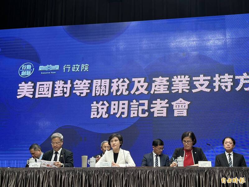 行政院今日召開「美國對等關稅及產業支持方案」記者會，行政院副院長鄭麗君表示，「沒有黑箱談判問題」，在談判完成前，不會公開談判細節。（記者陳鈺馥攝）