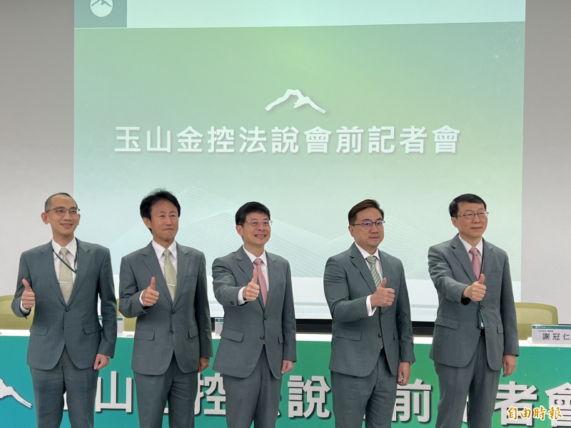 玉山金控今天舉行法說會,預估全年獲利可望突破300億元。圖中為玉山金董事長黃男州。(記者王孟倫攝)