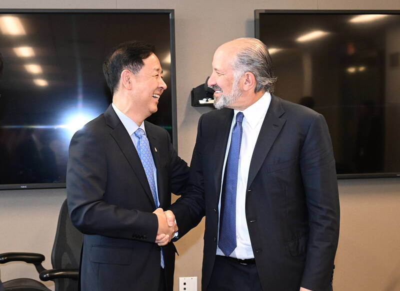 南韓企劃財政部長具潤哲（左）表示，MASGA計劃是關稅談判的關鍵，美國商務部長盧特尼克（右）也大讚這項計劃。（歐新社資料照）