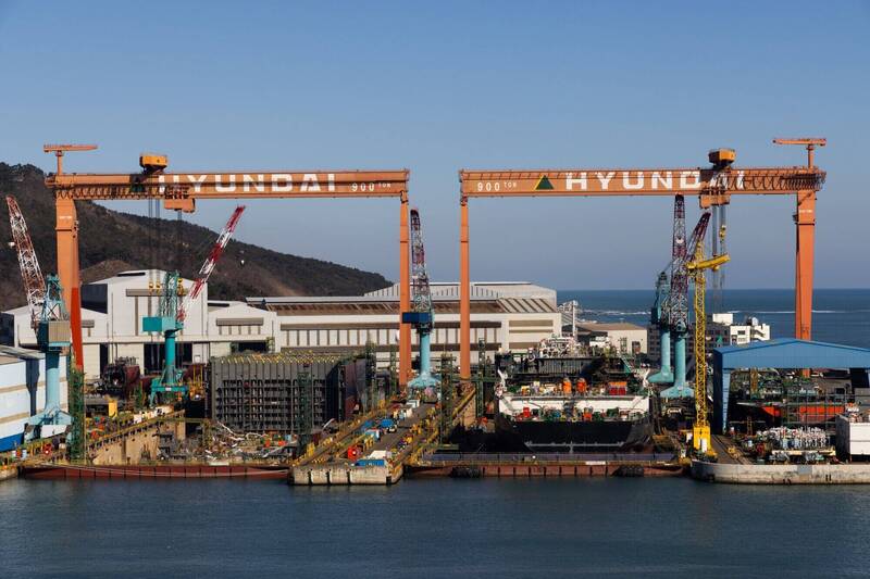 美韓積極推動兩國在造船業的合作。圖為HD現代重工蔚山廠。（彭博資料照）