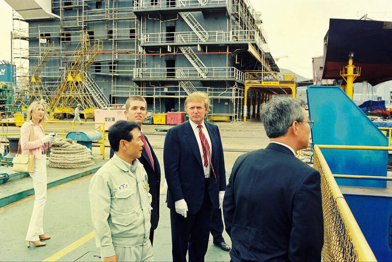 美國總統川普在今年稍早宣佈了振興美國航運和造船業的措施。圖為川普於1998年訪問位於南韓巨濟的造船廠。（路透資料照）