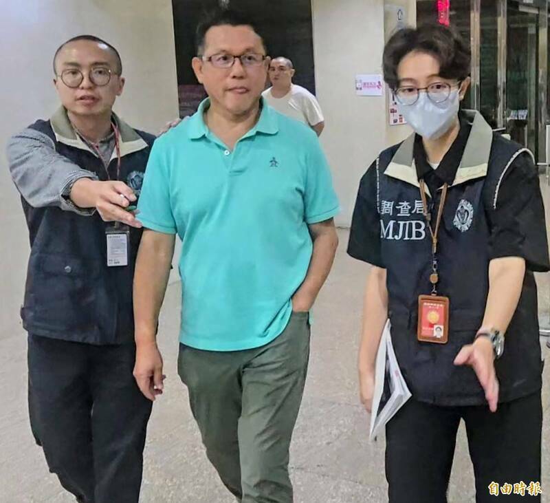 聚鼎（6224）5年前為了收購漢高集團美國子公司旗下金屬散熱基板及線路板事業部門（TCLAD），而辦理現金增資並發行新股涉隱匿TCLAD營收、財務等重要資訊，檢方昨約談聚鼎時任財務長侯全興（圖中），今訊後諭令他200萬元交保。（資料照）