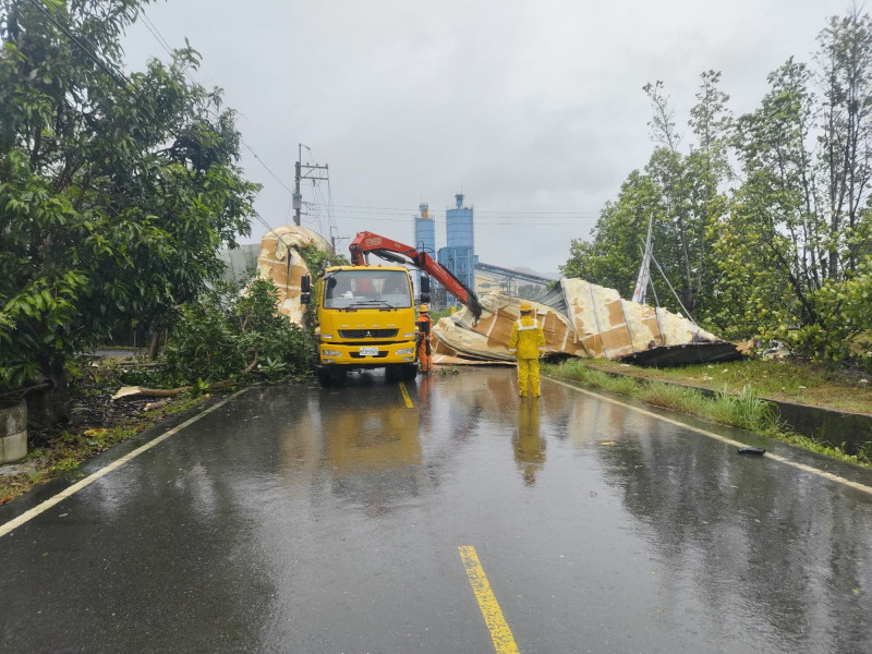 颱風楊柳襲台，台電統計，全台曾停電戶數已超過28.2萬戶。（台電提供）