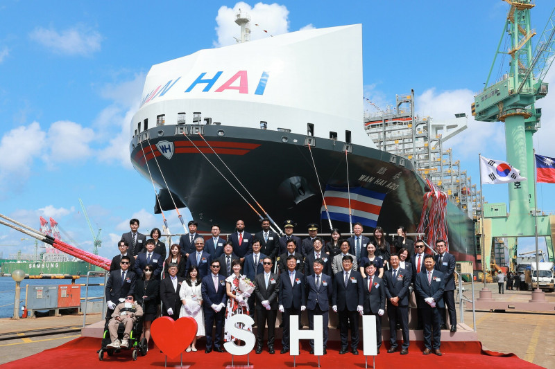 萬海1.31萬TEU新船交船。（萬海提供）