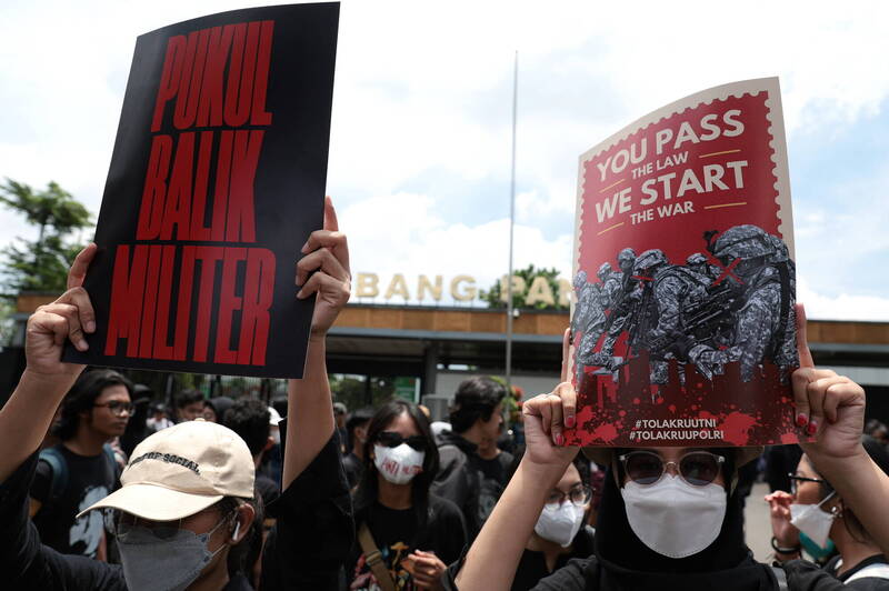 今年3月,印尼國會通過爭議性的國民軍法修正案,引發不少群眾聚集示威反對。(資料照,歐新社)