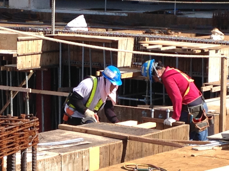 中研院環境變遷研究中心與該院資科所、我國勞動部、美國哈佛大學合作研究發現，在戶外高溫環境工作下，建築工人損失的生產力最高超過４成。（中研院提供）