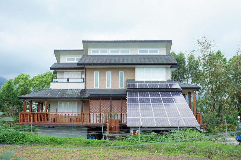 經濟部補助民宅屋頂設置太陽能板，每kW補助3000元，前提是必須是在今年取得設備登記，縣府說明今年已有53件申請案符合資格，不過預算送議會被刷下。（資料照，記者花孟璟攝）
