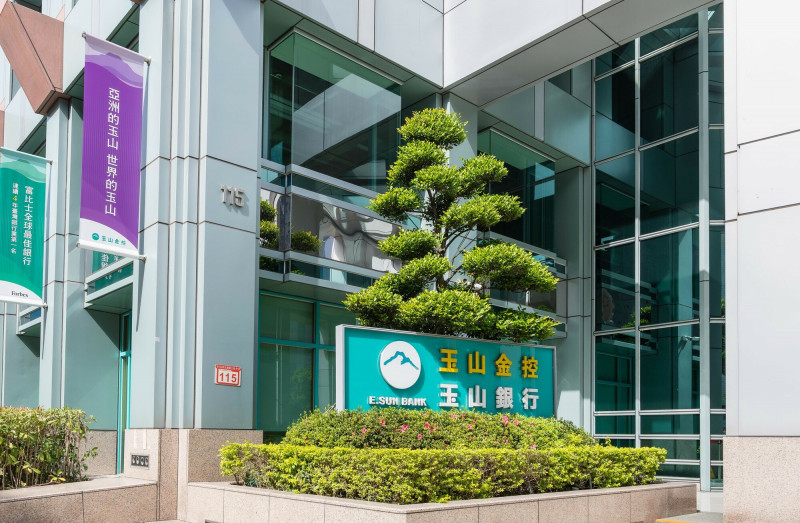 玉山信用卡發卡數穩健成長,多款特色卡片受青睞。(記者王孟倫攝)