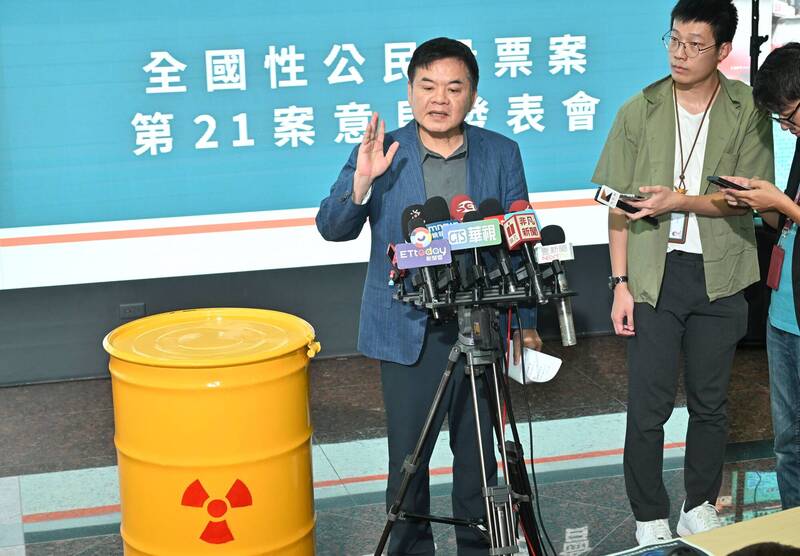 民進黨立委莊瑞雄今日出席「核三延役」公投第5場意見發表會，進場時推著一個大型黃色核廢料桶道具進場。（記者田裕華攝）