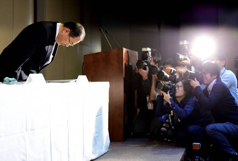 東芝高層室町正志在2015年12月時，因會計造假一事向外界鞠躬道歉。（法新社）