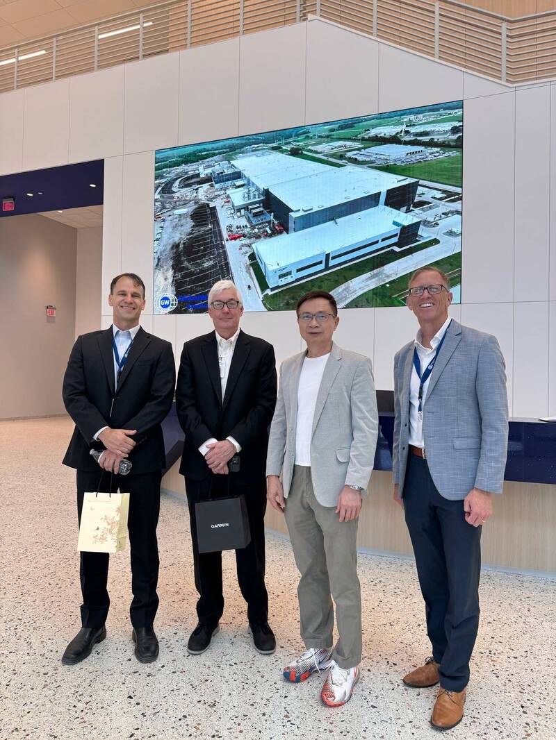 左2環球晶總經理Mark England、貿協董事長黃志芳。（貿協提供）