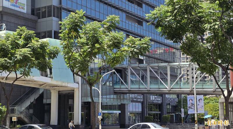 位在新北市板橋區板橋車站旁的麗寶百貨營運13年，日前板橋秀泰影城公告指出「配合麗寶百貨商場改裝計劃」，影城營業到8月31日止。（記者黃子暘攝）