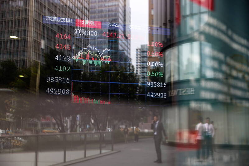 中國房地產市場持續低迷，無論消費或投資增幅都遠低於預期，加上美國發動的關稅戰影響，中國經濟欲好不易，前景低迷。（歐新社檔案照）