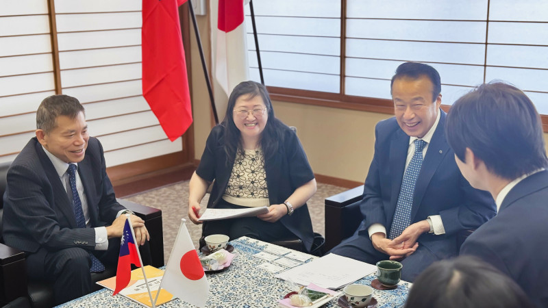 國發會劉鏡清主委（左1）與加賀市市長宮元陸（右2）針對地方創生議題進行討論。（圖由國發會提供）