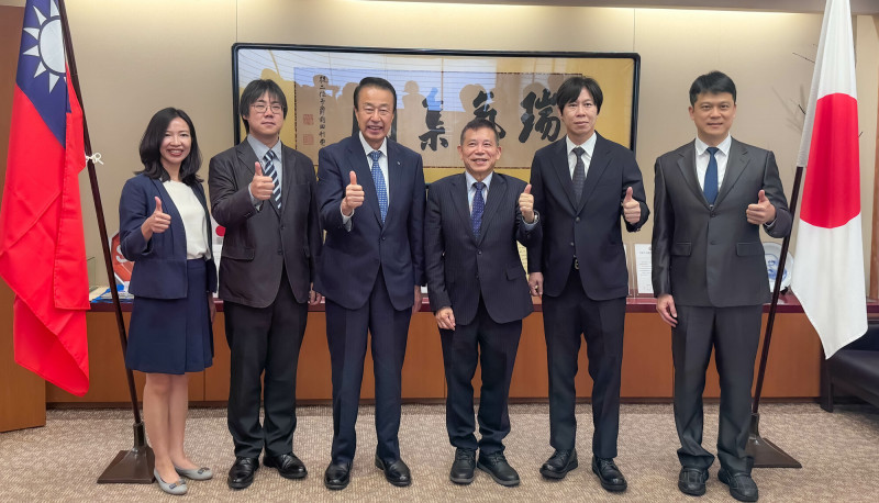 國發會主委劉鏡清（右3）率團與加賀市市長宮元陸（左3）合影。（圖由國發會提供）
