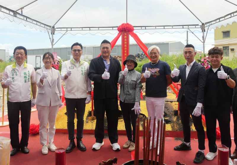 百麒國際斥資逾9億元,在仁武購買土地興建全自動洗衣廠。左四為該公司董事長黃彥銘。(記者葛祐豪翻攝)