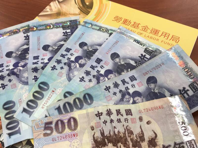 勞退新制滿20年,根據官方統計有逾2萬名勞工堅持自提6%,帳戶金額翻倍。(示意圖,資料照)