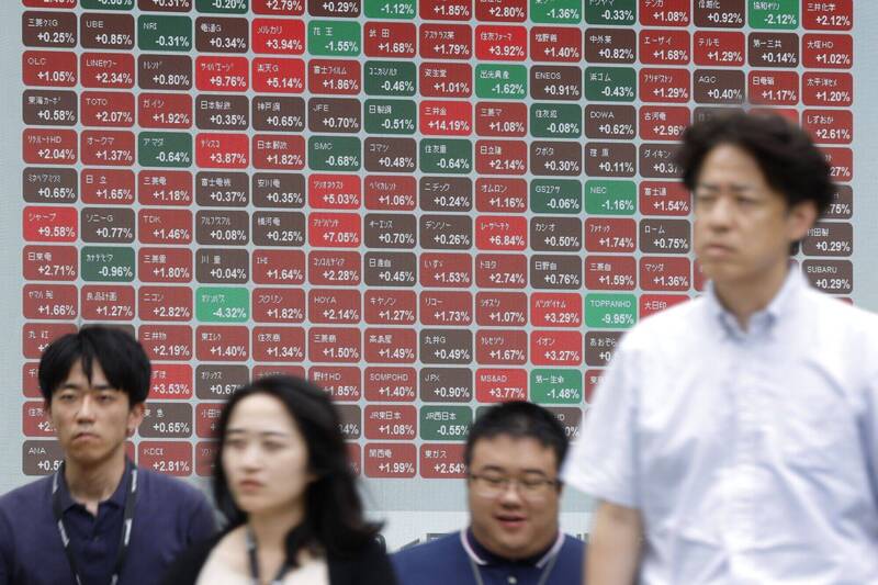 日經指數週一（18日）收4萬3714.31點，連2交易日創收盤新高。（彭博資料照）
