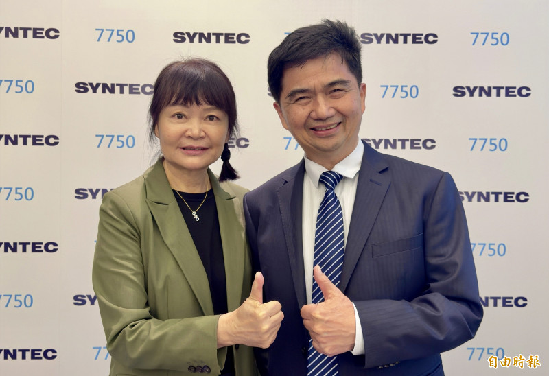 新代科技董事長蔡尤鏗（右起）、總監黃芳芷看好公司未來深耕AI機器人產業帶來的效益。（記者方韋傑攝）
