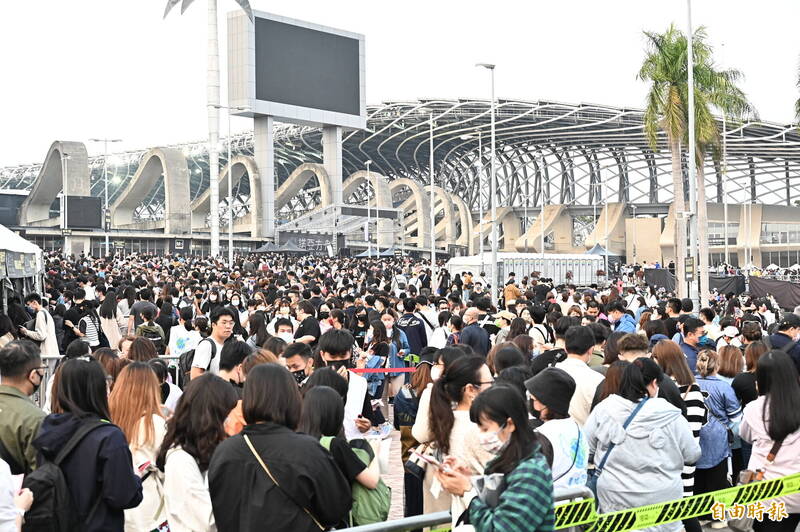 世運主場館外等候進場欣賞演唱會的歌迷。(記者李惠洲攝)