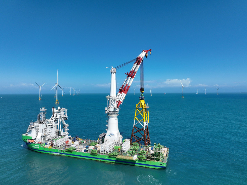 環海翡翠輪執行水下基礎安裝。(台船提供)