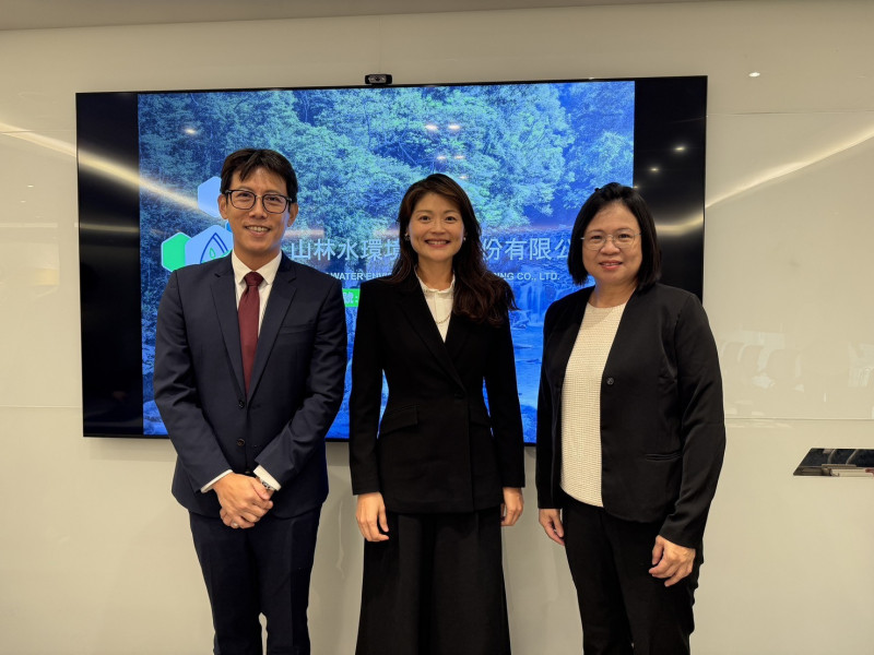 搶攻水資源市場，山林水手握307億元在建工程與操作合約量，圖左起為業務開發部協理林英傑、董事長郭又綺、會計主管楊欣紋。（業者提供）
