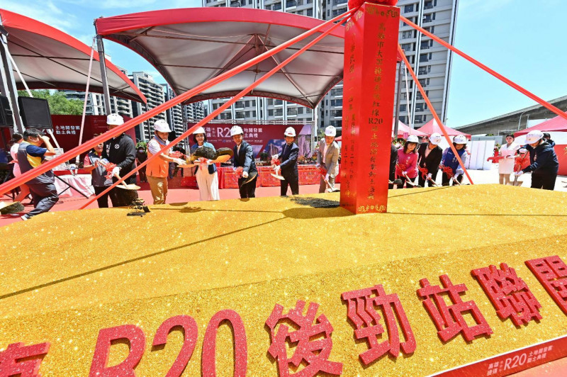 高雄R20後勁站捷運聯開案今舉行動土典禮，副市長林欽榮偕同鑲揚國際開發有限公司董事長林聰麟、福裕事業股份有限公司副董事長董上裕共同祈福。（記者李惠洲攝）