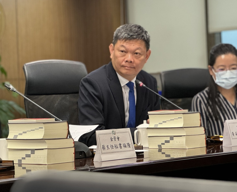 證期局副局長黃厚銘說明，法國興業證券公司終止營業，對國內證券市場整體交易量影響不大。（記者王孟倫攝）