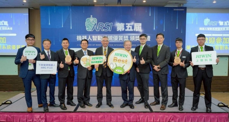 產發署主任秘書陳國軒（中左）、台灣智慧自動化與機器人協會（TAIROA）理事長絲國一（中右）與上銀科技團隊合影。（上銀提供）