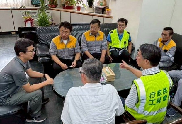 中鼎團隊與行政院工程會針對民宅修繕計畫進行討論。（圖:中鼎提供）