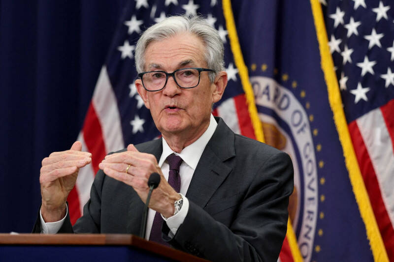 由於投資人觀望聯準會（Fed）主席鮑爾（見圖）的重要演說，等候有關美國未來利率走向的訊息，並降低對9月降息的押注，華爾街股市主要指數今天終場收黑。（路透）