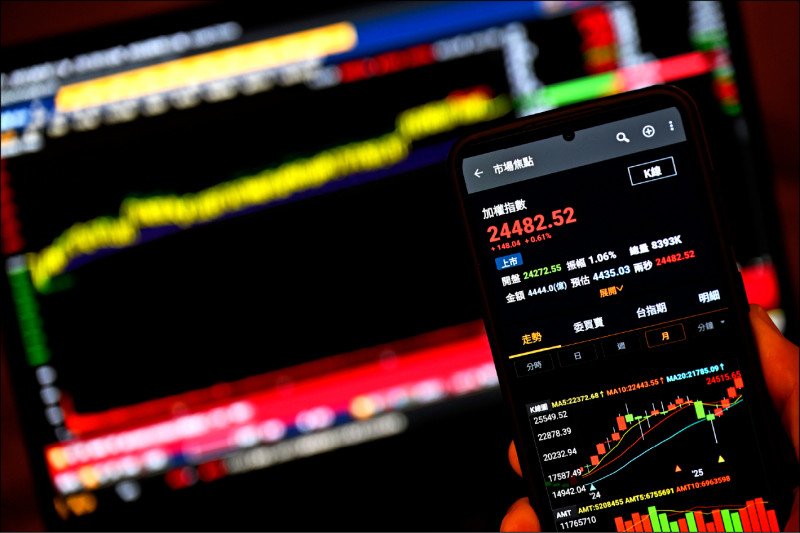 台股量能明顯萎縮，早盤就由紅翻黑，雖然一度翻紅但欲振乏力， 與前幾天創下歷史新高，氛圍完人不同。（資料照）