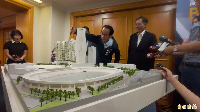 高市捷運局今舉辦高雄捷運橘線O9站聯合開發案B、C基地招商說明會，副市長林欽榮親自上陣行銷。（記者王榮祥攝）