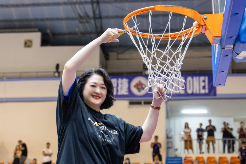 回饋母校，裕隆（2201）集團執行長嚴陳莉蓮以個人名義，捐贈文化大學1000萬元設立「嚴陳莉蓮女士助學基金」，專款用於扶助經濟弱勢學生安心就學，並支持體育系籃球隊發展，完善訓練與比賽資源。（裕隆提供）