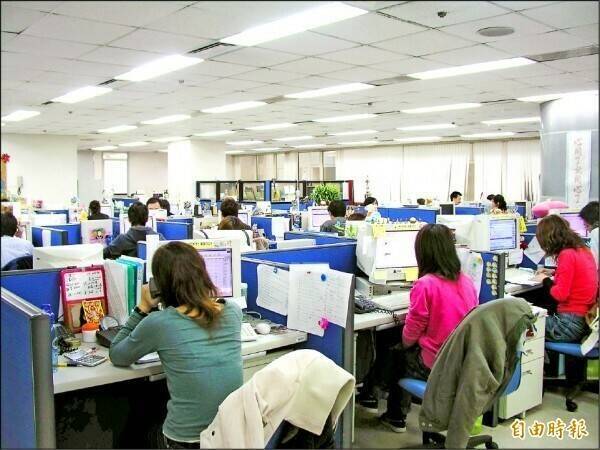 退休金是勞工晚年的重要保障,而勞保老年給付金額,除了年資長短,投保薪資高低更是關鍵因素。(示意圖,資料照)