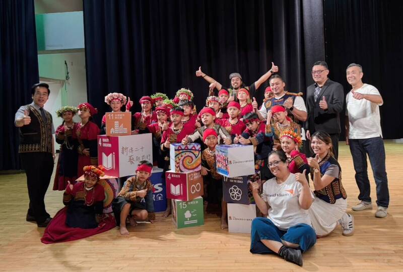 屏東禮納里文化隊由校長帶隊與文藝基金會執行長鄒國民合影。（圖由業者提供）