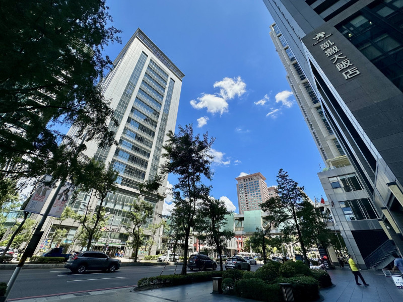 銀行房貸資金吃緊，購屋民眾申貸排長龍，保險業者反而成為另一個管道。（記者徐義平攝）