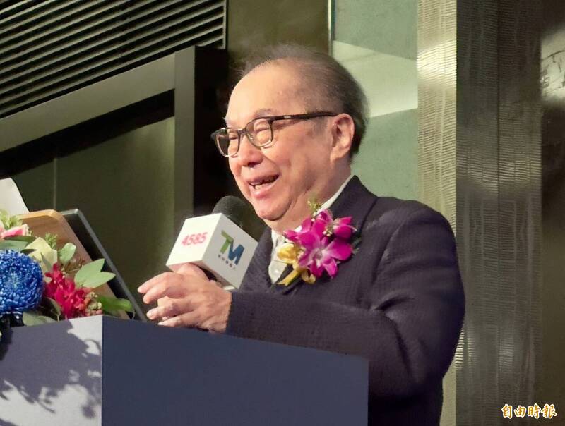 林百里今日出席達明機器人上市前業績發表會,為孫公司按讚信心喊話。(記者方韋傑攝)