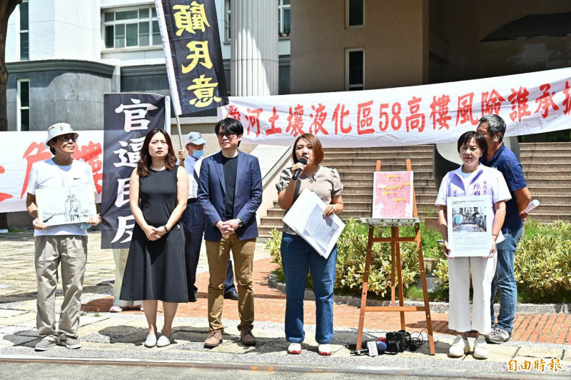 國賓飯店危老重建案，自救會今天前往高雄高等行政法院，聲請停止執行。（記者李惠洲攝）
